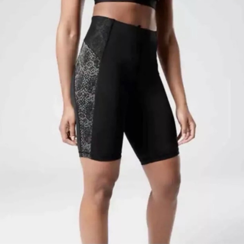 Athleta Stay Fly 9” High-Waist Short Size Small Black NWT